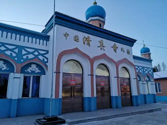 中国最北清真寺坐落在漠河市区的边上,小小的清真寺干净整洁,年轻的