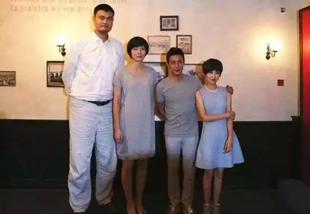 叶莉嫁给身高226cm,体重400斤的姚明后,睡觉之前,必须在床中间留出一