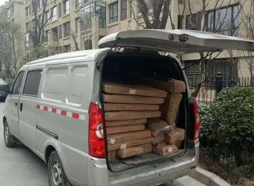 比轿车搭载的人还多,有时候还可以利用面包车来装货物,给生活带来不少