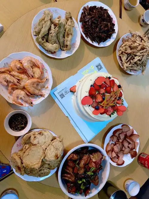 今天是姥爷的生日,吃蛋糕吃大餐