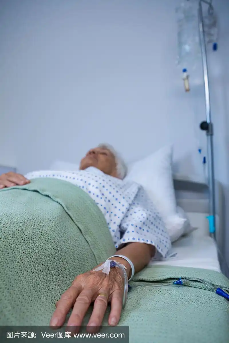 老年患者在医院病床上用生理盐水洗手