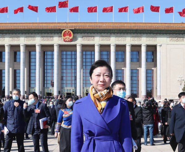 全国人大代表杨雪梅: 加大河南高等教育政策扶持-中华网河南