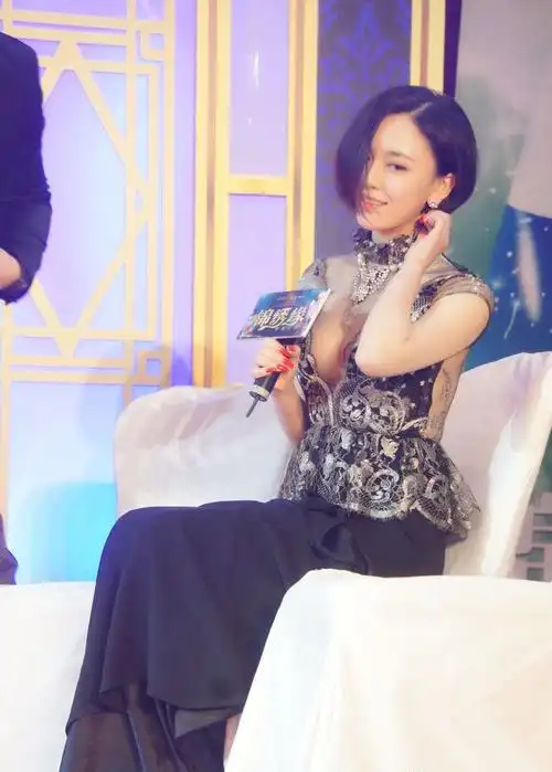 陈乔恩吕佳容爆乳装抢镜 遭陈乔恩袭胸验货