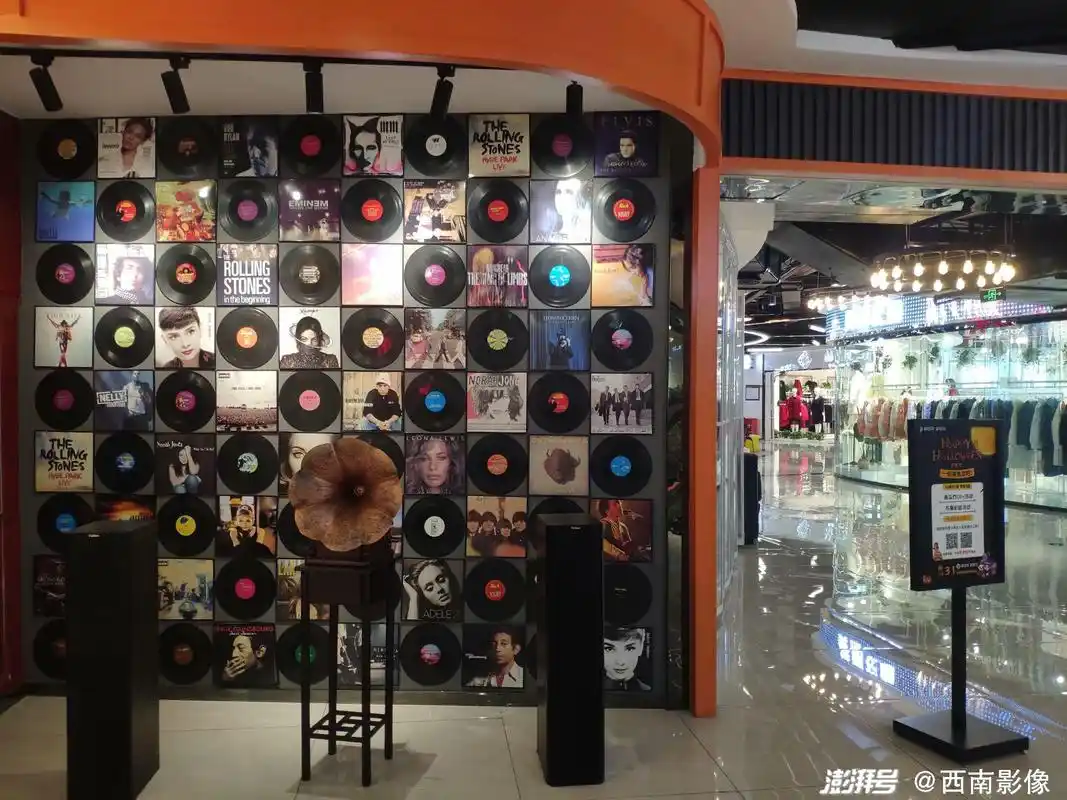 重庆一商场现磁带墙音乐唱片墙满满的怀旧感