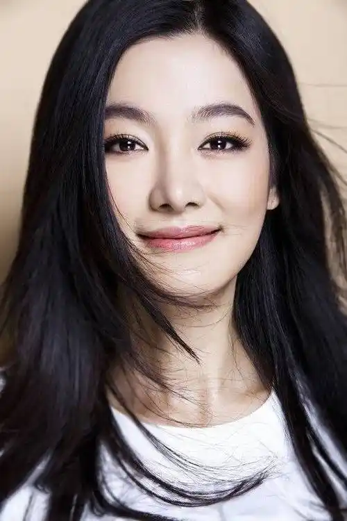 两人离婚后不久,于震便在拍戏途中和演员辛月因戏生情,很快便结了婚