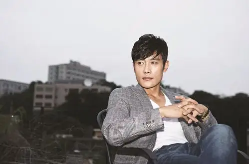 一周偶像: 李珉廷的老公 李秉宪的高清美照写真,是中年之美!