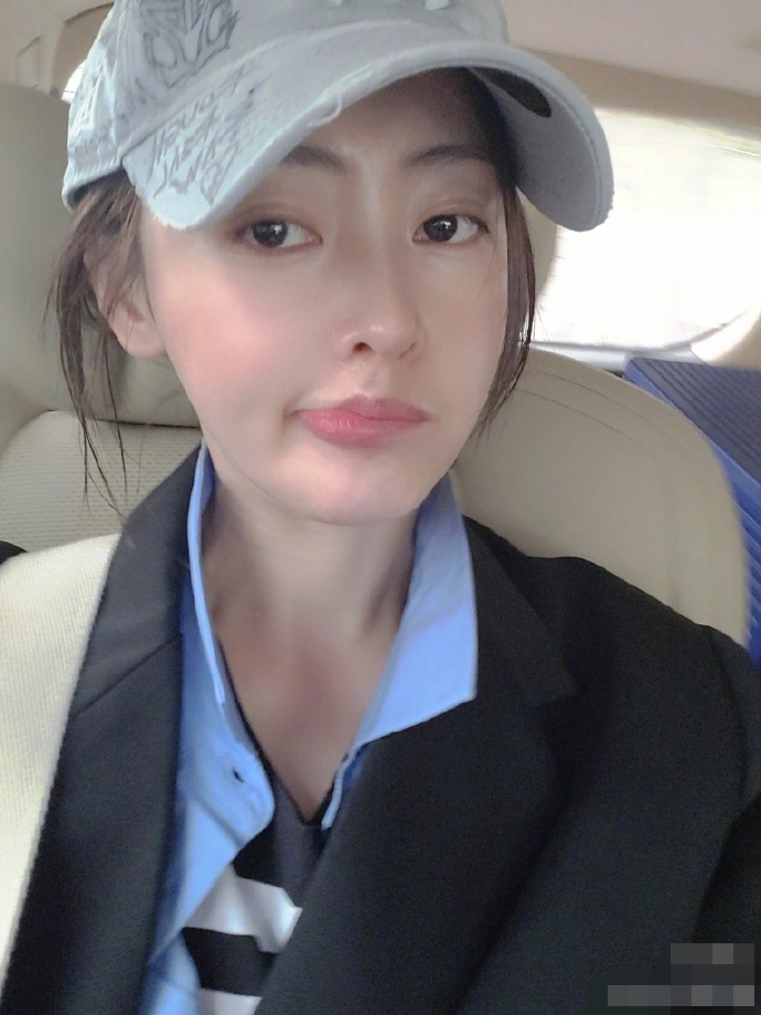 张天爱眼线,口红,眉毛都没有弄,完完全全就是素颜