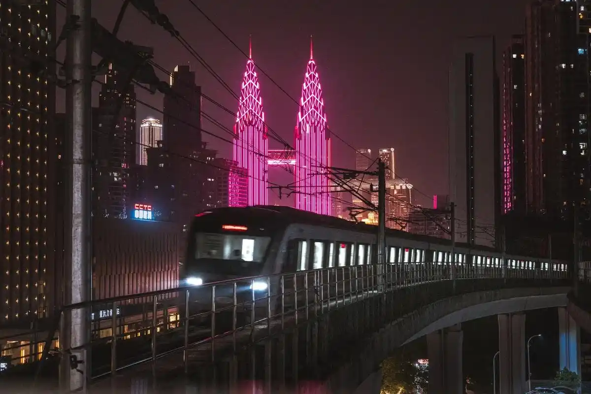 重庆丨海棠溪轻轨站 筒子楼 赛博朋克都市.海棠溪轻轨站,不用 - 抖音