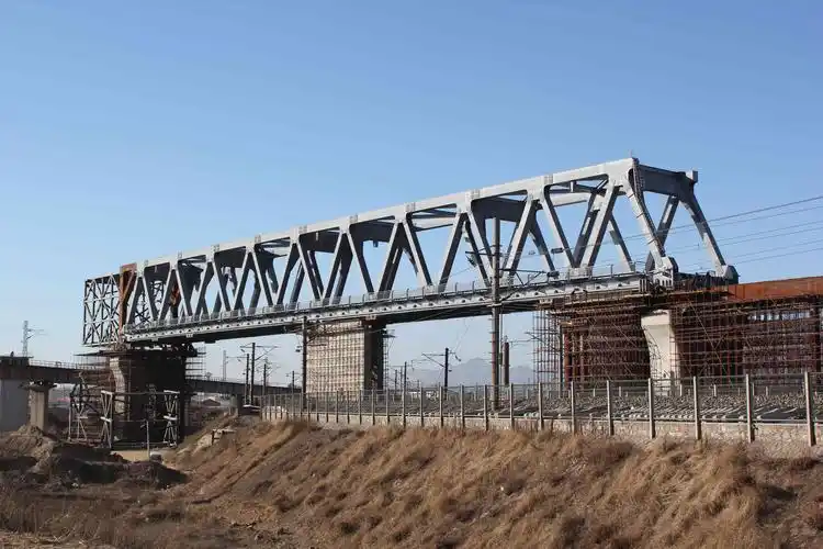 [分享]津秦铁路某跨既有线顶推钢桁梁