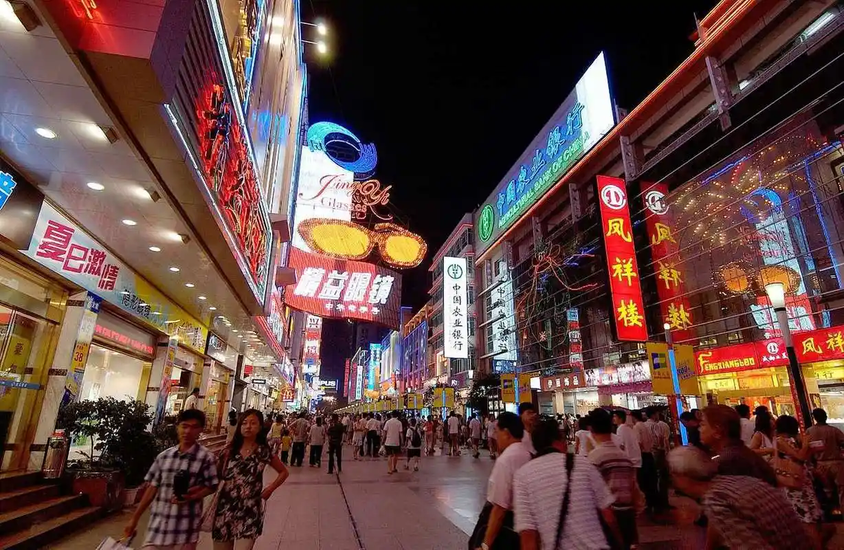夏日湘游记# 黄兴路步行街,作为湖南省著名的商业地标和旅游胜地,源