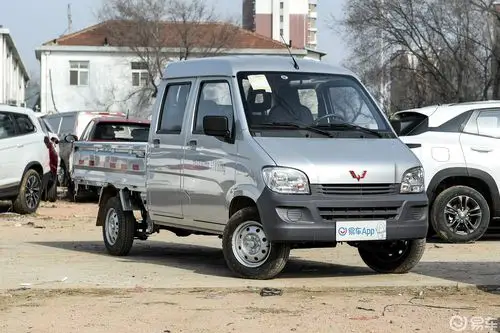 【五菱之光小卡2020款小卡 1.2l 双排 国vi侧前45度车头向右水平汽车