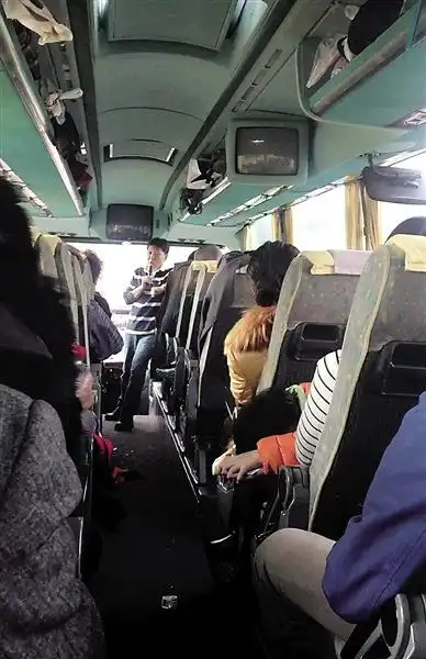 导游陈明和在大巴车上告诉游客不要负隅顽抗了.本报记者
