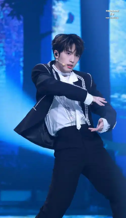 严浩翔超话indevilbeauty超话定制系列盛装出席#湖南卫视中秋之夜#黑