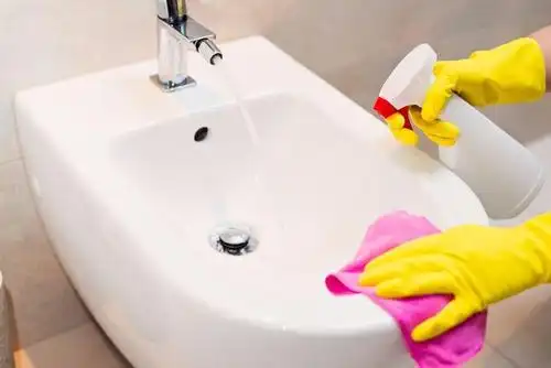 厕所里美女在清洗白色的马桶