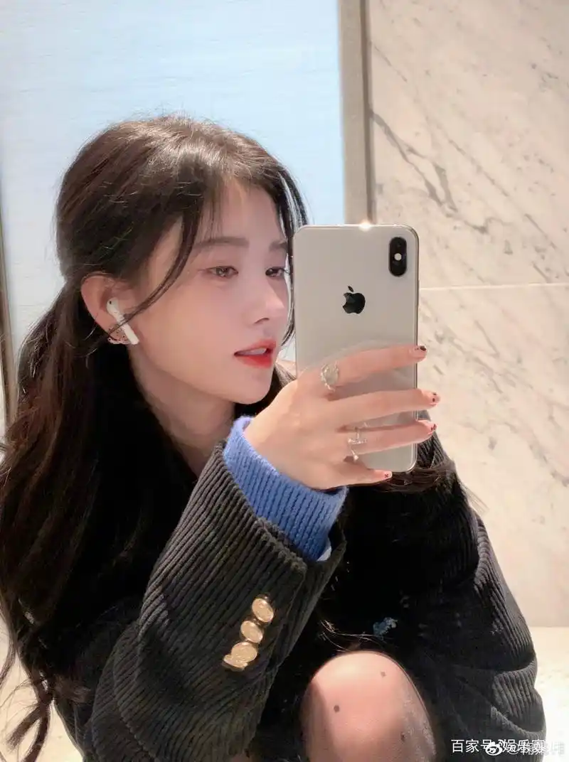 鞠婧祎发个小小的库存,美女贴贴,这对镜自拍谁看谁不迷糊哦