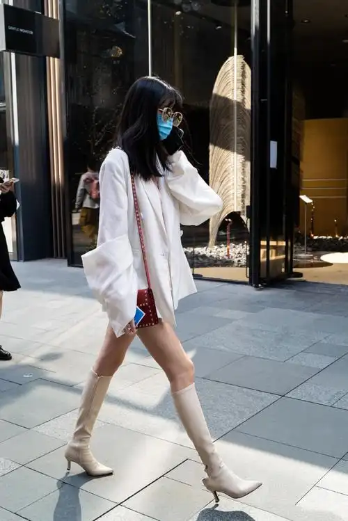 终于熬过了一个夏天,小姐姐们短靴的时尚搭配,可以展现独特魅力