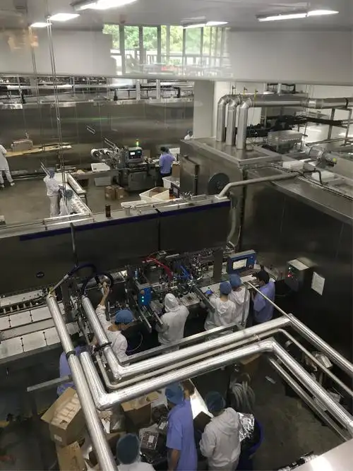 我们参观了工厂,冰淇淋是在流水线上制作完成的呦