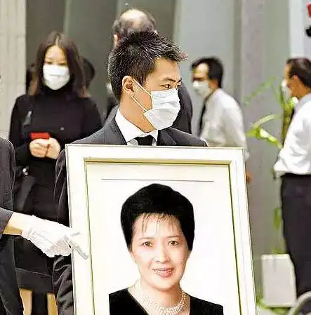 很多人说,宝咏琴的去世,让前男友洪朝丰深受打击.