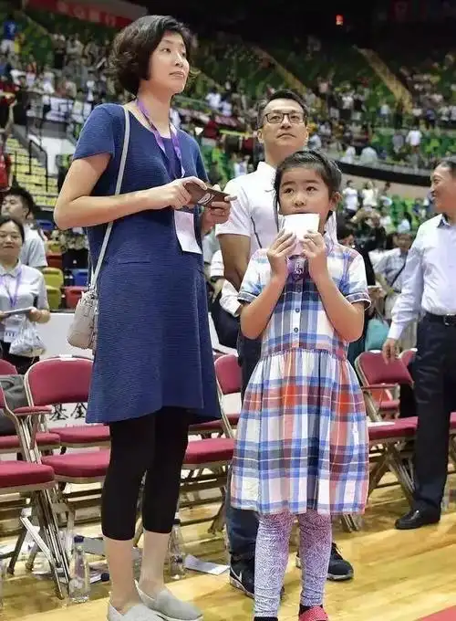 姚沁蕾,英文名amy(艾米)已经超越了父亲成为自带光环的主角.