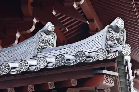 屋顶的屋檐由日本寺庙屋顶屋檐照片