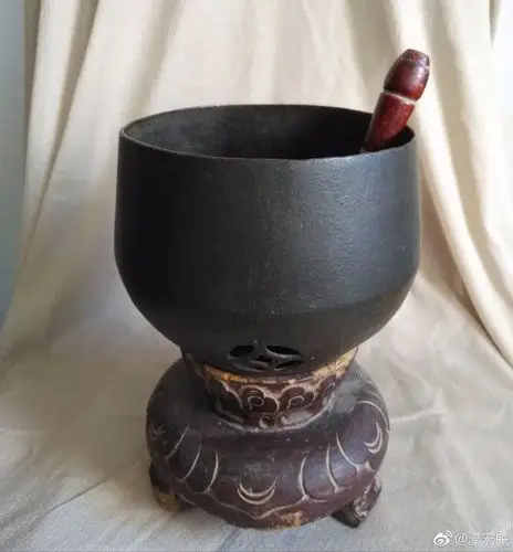 甲骨文字中,"磬"字象是人用手持小木槌击磬的形象,磬字本义是上古时期