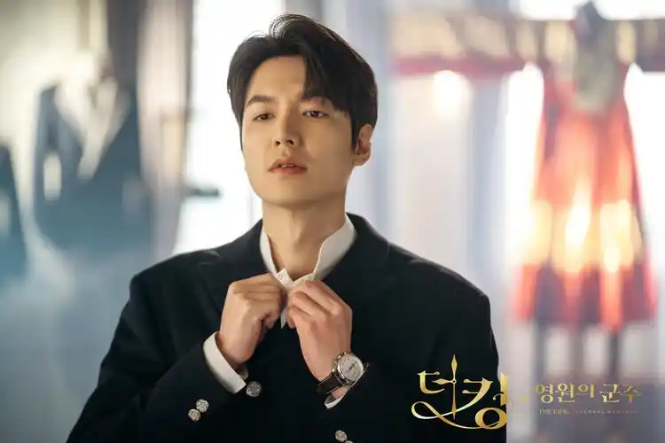 《the king:永远的君主》李敏镐高清剧照公开 "南韩颜霸"五官如雕刻