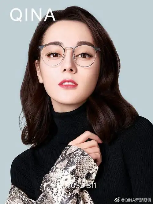 迪丽热巴眼镜大片公开 风格多变自带气场的眼镜迪