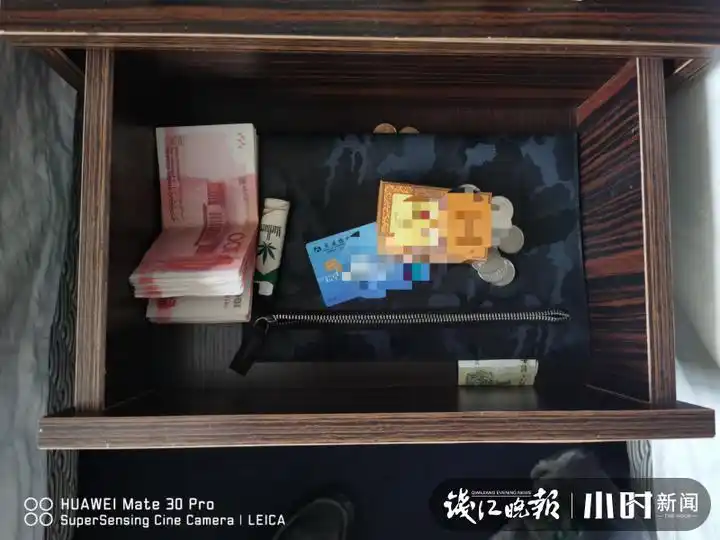 因收购废品往往会支付现金,为了方便,张先生就准备了一个保险柜,直接