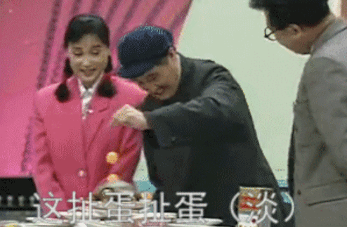 1995年他和范伟首次在春晚合作小品《牛大叔提干》,小品结尾最后一句