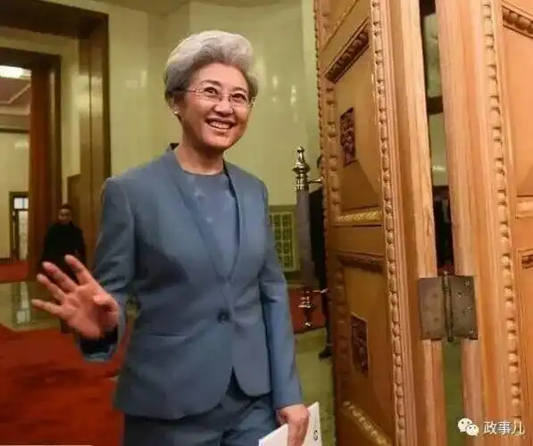 乐曲背后有段委婉凄美的故事:         这首歌的词作者吉日格楞在文革