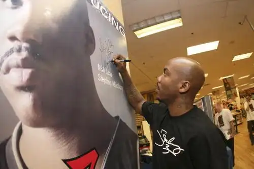 图文-纽约独狼推销新款球鞋 马布里海报签名留念 _篮球-nba_nike新浪