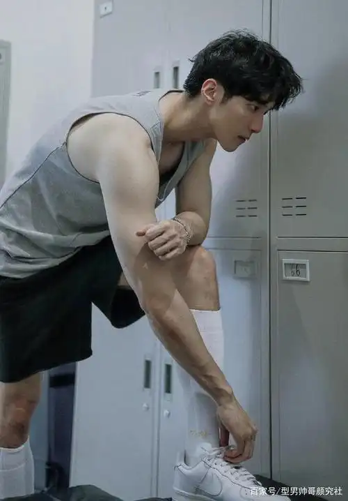 长腿腹肌帅哥更衣室被拍,颜高肉好大长腿,是你的理想型男朋友吗