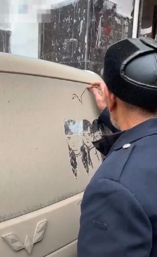 老大爷在布满泥土的车玻璃上画画,看到最后懵了,实力证明是王者