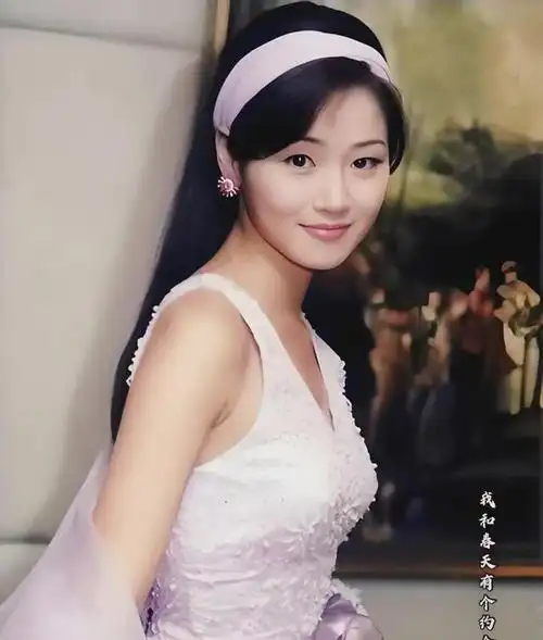 万绮雯亚视五个代表角色,马小玲最经典,42寸修长美腿闻名