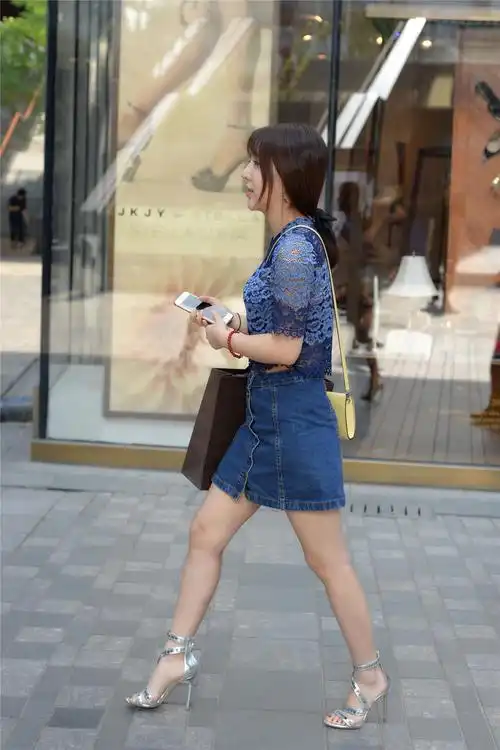 银色交叉带细高跟凉鞋搭配牛仔短裙显身材还有个性