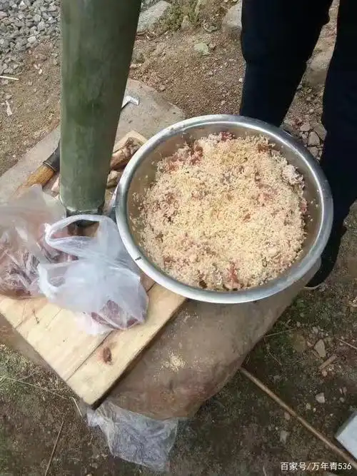 看看香喷喷的竹筒饭是怎么做的