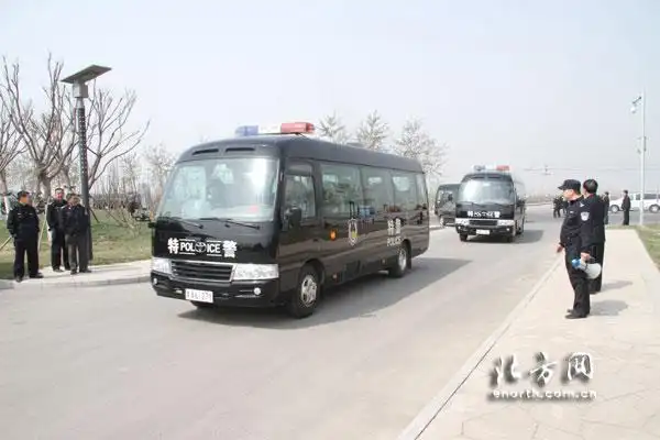 特警车辆抵达演练现场