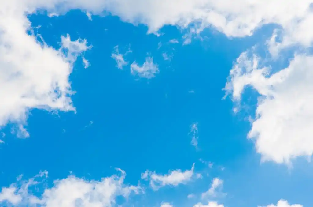 白云和蓝天阳光灿烂的日子