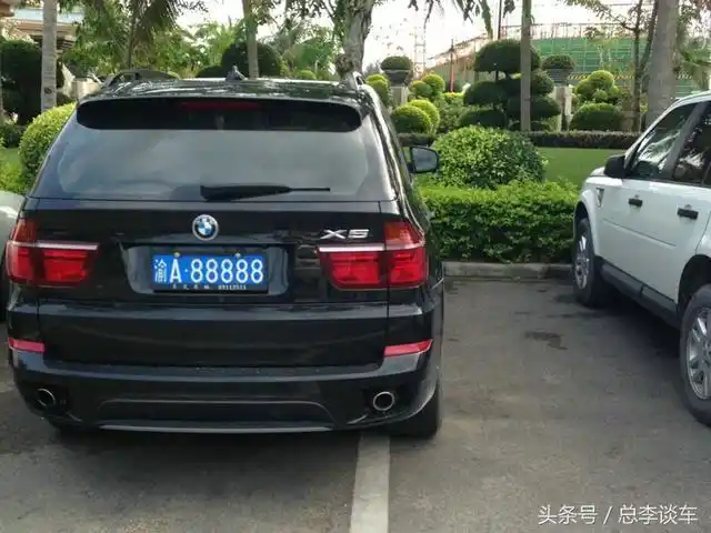 重庆最牛88888车牌,蓝牌换车好几次,黑牌开15年却不敢换车