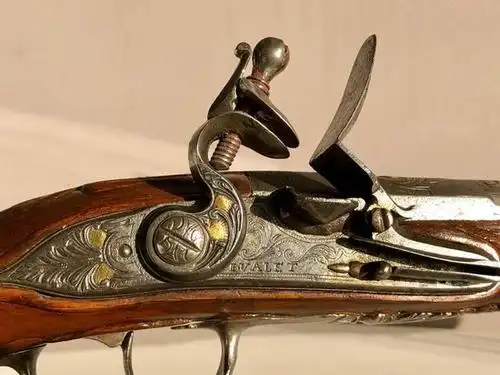 1705年法国制作的燧发枪,雕刻的图案非常精美,简直就是艺术品