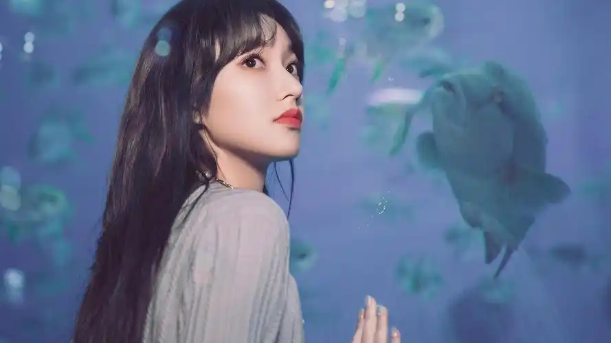 回车桌面>电脑壁纸>明星>大陆明星>程潇水族馆甜美气质迷人写真>相关