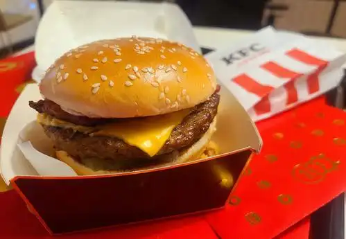 肯德基:星级厚作和牛堡德克士的这款新春汉堡采用红色的面包胚,遭意