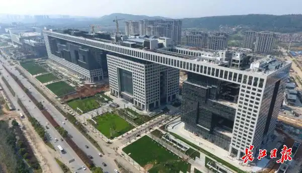 光谷产业主轴线有座"躺着的606",600米空中连廊全球最长