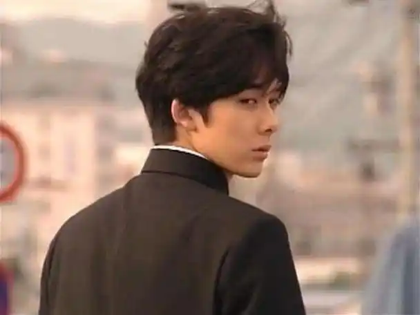 《恶作剧之吻》柏原崇现况曝光 与44岁美魔女10年恋甜翻(柏原崇 近况)