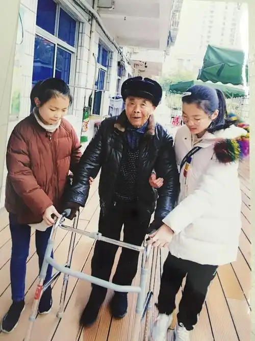 鳌江小学六年二班"学雷锋做好事活动"