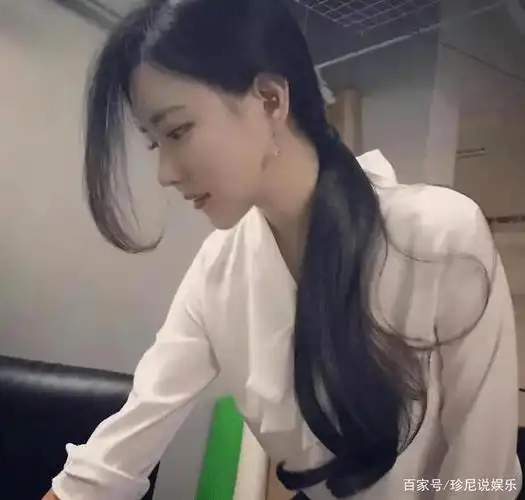 隔壁新来的女邻居请我吃饭,我该怎样礼貌地介绍自己,有点尴尬了