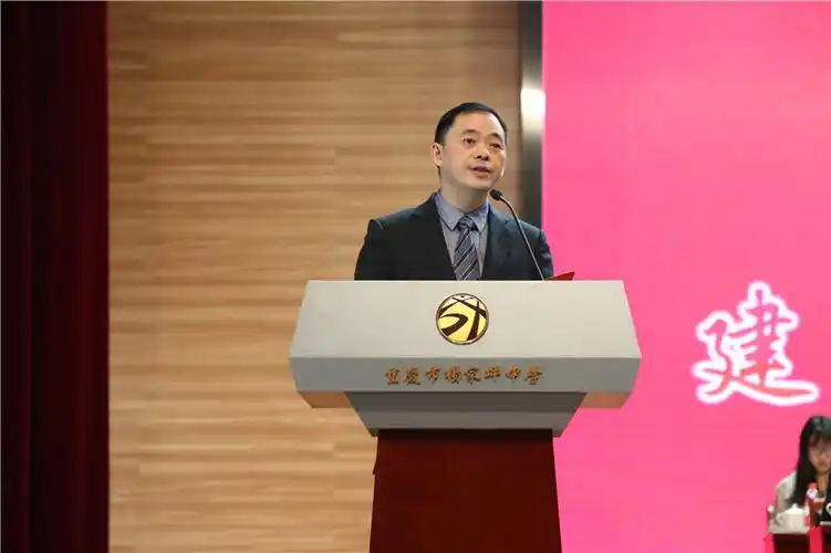 首页最后,九龙坡区区长刘小强以富有诗意的语言为校庆典礼划上了圆满