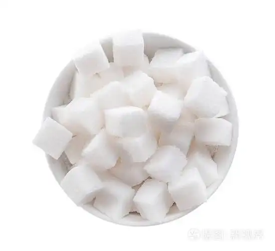 精糖立方体在碗在白色背景, 顶部看法照片-正版商用