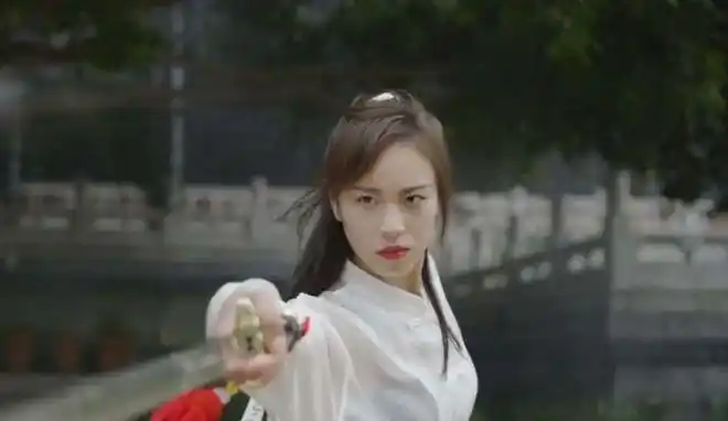凌云峨眉派第一美女当代周芷若因提剑扔垃圾爆红网络