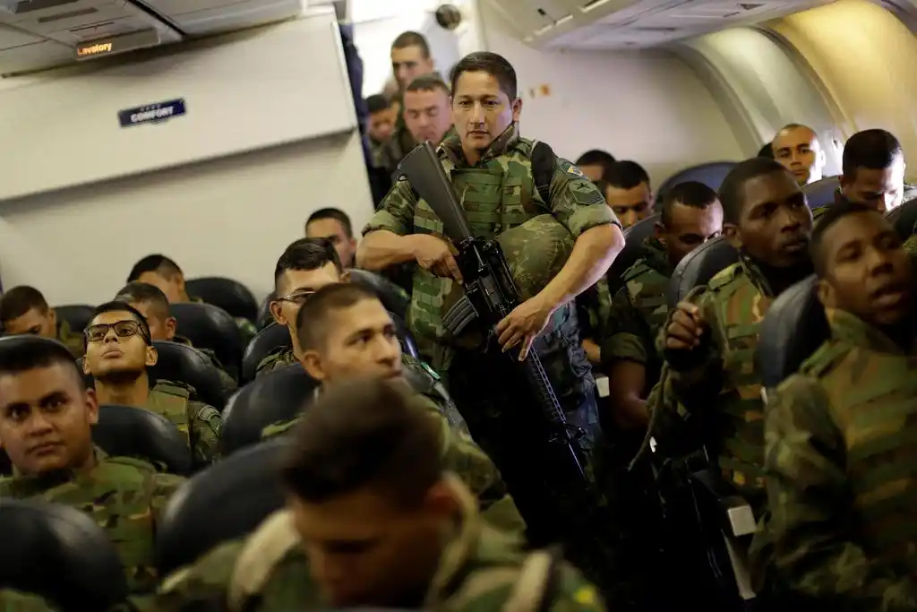 巴西当地时间7月15日,巴西国防部长劳尔约曼将军队士兵调离巴西利亚